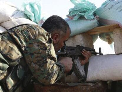 Un soldado sirio toma posiciones en las afueras de Duma.