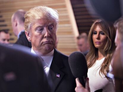Trump habla con la prensa tras el debate republicano.