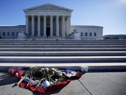 Homenagem ao juiz Scalia em frente ao Tribunal Supremo.