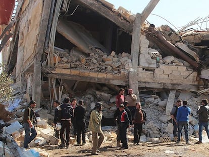 Un grupo de personas observa el estado en el que quedó el hospital de Médicos Sin Froteras bombardeado este lunes en Siria.