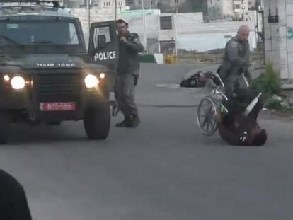 Un agente israelí derriba a un hombre en silla de ruedas, mientras en el fondo una joven palestina de 14 años muere, abatida.