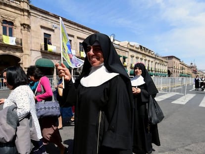 Los fieles caminan cerca de la catedral de Morelia. ALFREDO ESTRELLA AFP