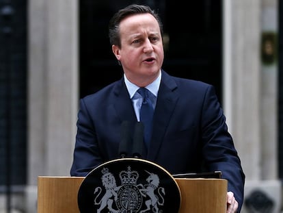 David Cameron diante da residência oficial de Downing Street, neste sábado.