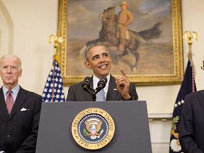 Obama, flanqueado por Biden y Carter, comparece en la Casa Blanca. / AP