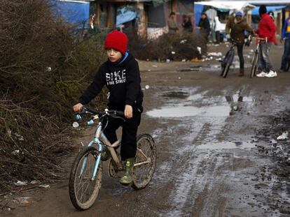 Niños en bicicleta en un improvisado campo para migrantes cerca de Calais (Francia). Jerome Delay AP
