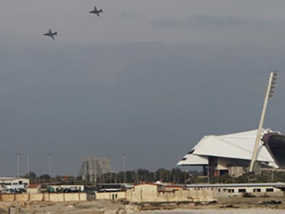 Aviones de guerra rusos sobrevuelan la ciudad siria de Latakia. / REUTERS