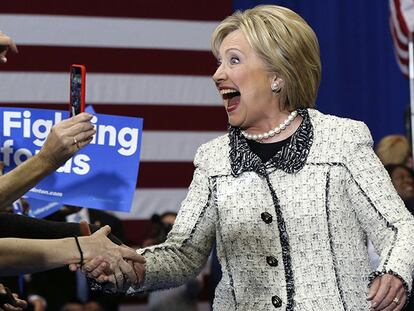 Clinton celebra com seus seguidores a vitória em Columbia.