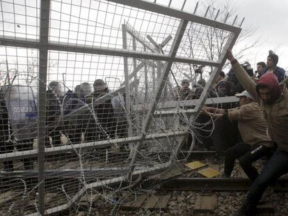 Varios centenares de refugiados intentaron romper la valla de alambre construida en la frontera entre Macedonia y Grecia.