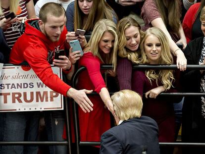 Donald Trump e um grupo de seguidores em Radford, Virgínia.