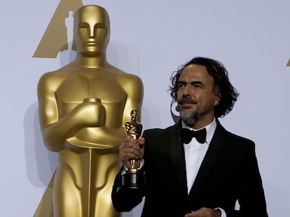 Iñárritu, sosteniendo el Oscar a la mejor dirección.