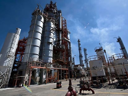 FOTO: Una refinería de Pemex en Tula, Hidalgo. OMAR TORRES (AFP) / VÍDEO: El director general de Pemex, José Antonio González, habla sobre los recortes de la empresa. EFE