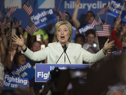 A pré-candidata democrata Hillary Clinton comemora sua vitória na Superterça, em Miami.