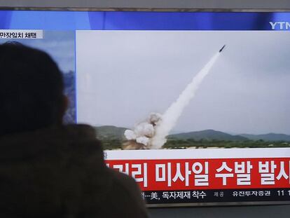 Homem de Seul assiste noticiário sobre o lançamento de míssil norte-coreano.