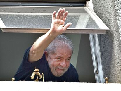 Lula da Silva saluda desde la sede del Partido de los Trabajadores.