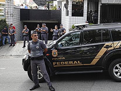 La policía espera ante la residencia de Lula.