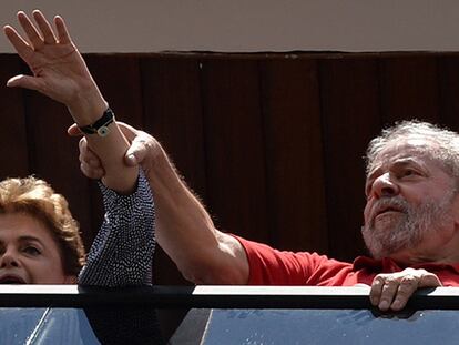 Dilma Rousseff y Lula da Silva saludan este sábado a sus seguidores desde la casa del expresidente.