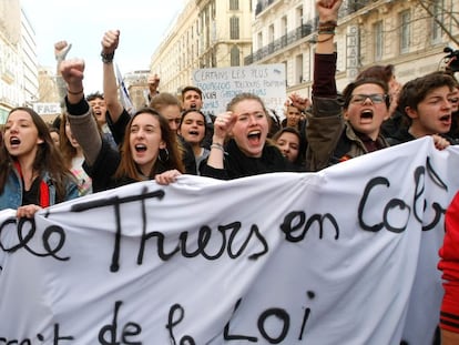 Milhares de jovens saem às ruas em Paris. AP