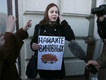 Una activista se manifiesta este jueves frente a la Oficina Ejecutiva Presidencial, en Moscú, por los ataques a un grupo de periodistas en Chechenia.