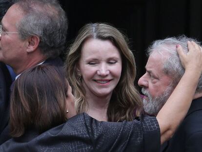 Lula, con dos senadoras este miércoles en Brasilia.