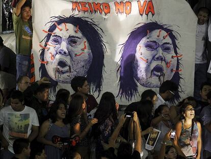 Los jóvenes protestan contra Keiko Fujimori en Lima.