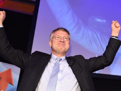 O líder da AfD em Baden-Wuertamberg, Joerg Meuthen, comemora o resultado.