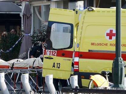 Los servicios de emergencia asisten al agente herido en Bruselas.