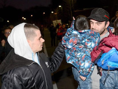 Un hombre recoge a dos niños de una escuela de Forest (Bruselas), cercana al lugar del tiroteo.