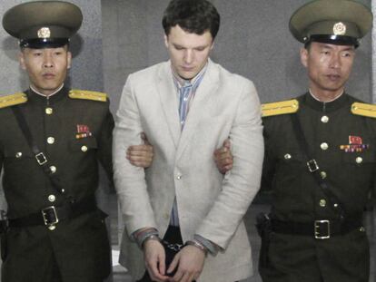 Otto Frederick Warmbier, escoltado por dois soldados.