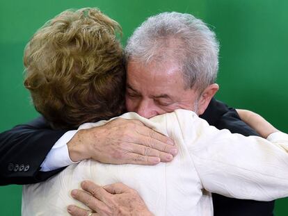 Lula abraza a Roussef en la toma de posesión