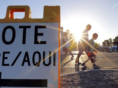 Carteles de votación en Phoenix, Arizona. AP