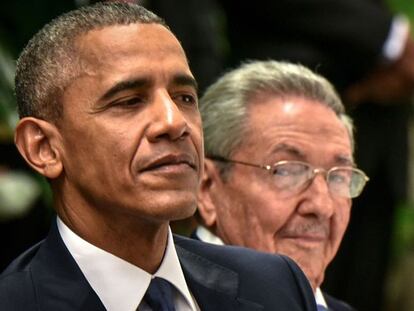 O presidente de EUA, Barack Obama e o de Cuba, Raúl Castro.