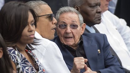 Los presidentes Obama y Castro charlan al lado de la primera dama Michelle Obama.