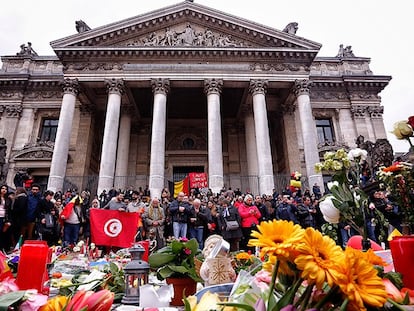 Multidão se reúne em solidariedade as vítimas.