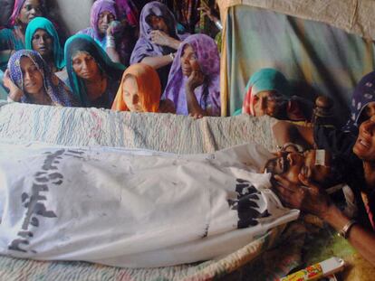Una familia pakistaní llora la muerte de uno de sus allegados tras la intoxicación. YOUSUF NAGORI AFP