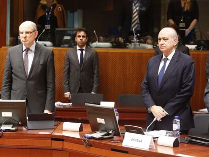 De izquierda a derecha, el ministro belga de Interior, Jan Jambon; el de Justicia, Koen Geens, y el responsable español de Interior, Jorge Fernández Díaz, este jueves durante el minuto de silencio en Bruselas.