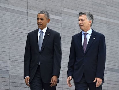 Obama y Macri caminan en el Parque de la Memoria en Buenos Aires.