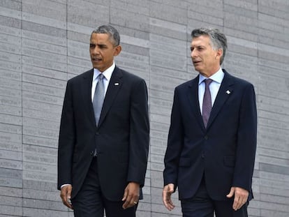 Obama e Macri caminham no Parque da Memória em Buenos Aires.