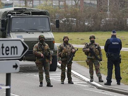 Soldados y policías belgas patrullan las inmediaciones del aeropuerto de Zaventem en Bruselas, Bélgica.