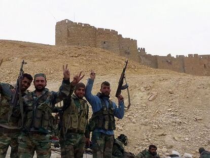 Milicianos pró Al Assad diante da Cidadela de Palmira.