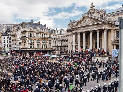 Vista de la plaza de la Bolsa de Bruselas, con el grupo de radicales en el centro.