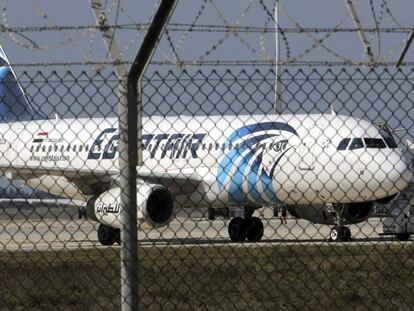 O Airbus A320 sequestrado, na pista do aeroporto da Larnaca.