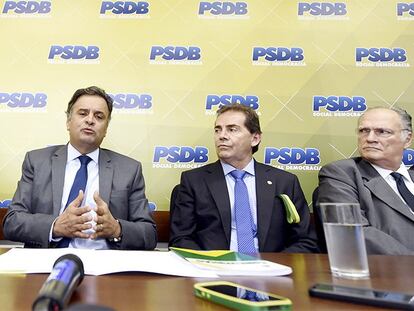 El líder del PSDB, Aécio Neves (centro), en la rueda de prensa para corresponsales este martes en Brasilia.