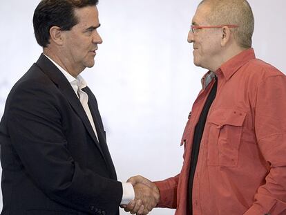 Frank Pearl e Antonio García no momento do anúncio do acordo