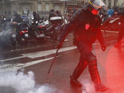 Bengala lanzada a la policía durante la huelga, en París. / Francois Mori (AFP) Quality
