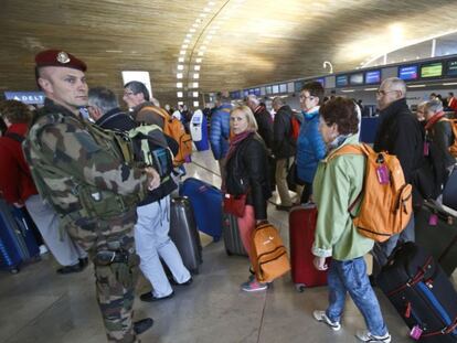 Saguão do aeroporto Charles de Gaulle, em Paris.