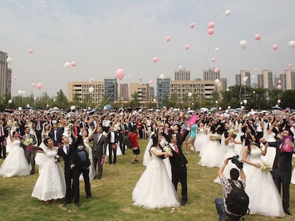 Casais de recém-casados em Chengdu, sudoeste da China.