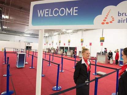 Dos azafatas de Brussels Airlines, este domingo en la zona donde se produjo el atentado.