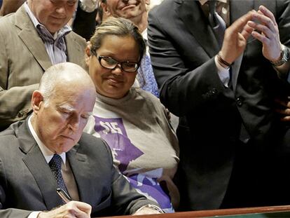 Jerry Brown, tras firmar la ley del salario mínimo, el lunes en Los Ángeles.