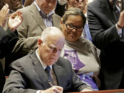 Jerry Brown, tras firmar la ley del salario mínimo, el lunes en Los Ángeles.