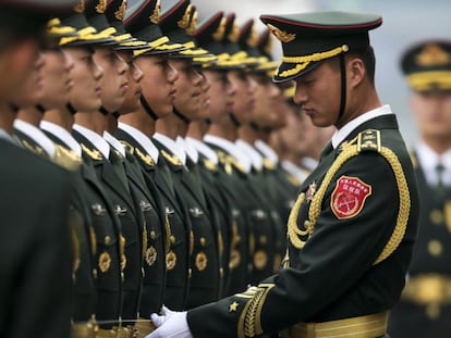 Un soldado chino pasa revista a las tropas en Pekín (China). Andy Wong AP